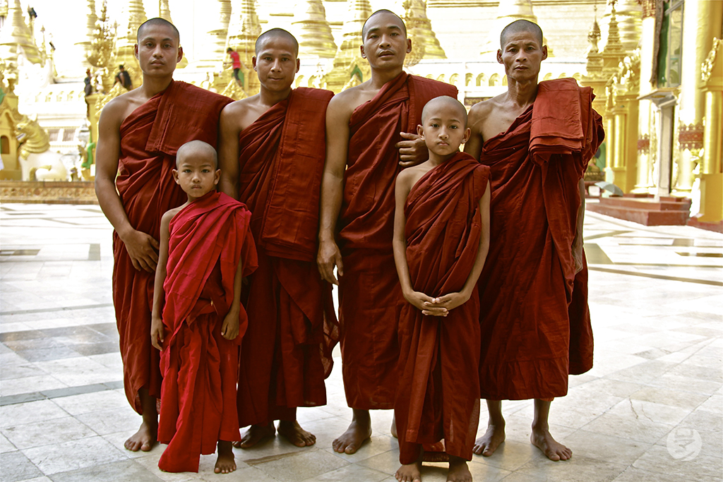Moines à Rangoon, Birmanie, photographie de Romain Guélat