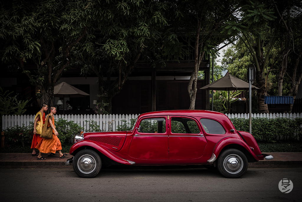 Moines et vieille voiture à Luang Prabang, Laos, photographie de Romain Guélat