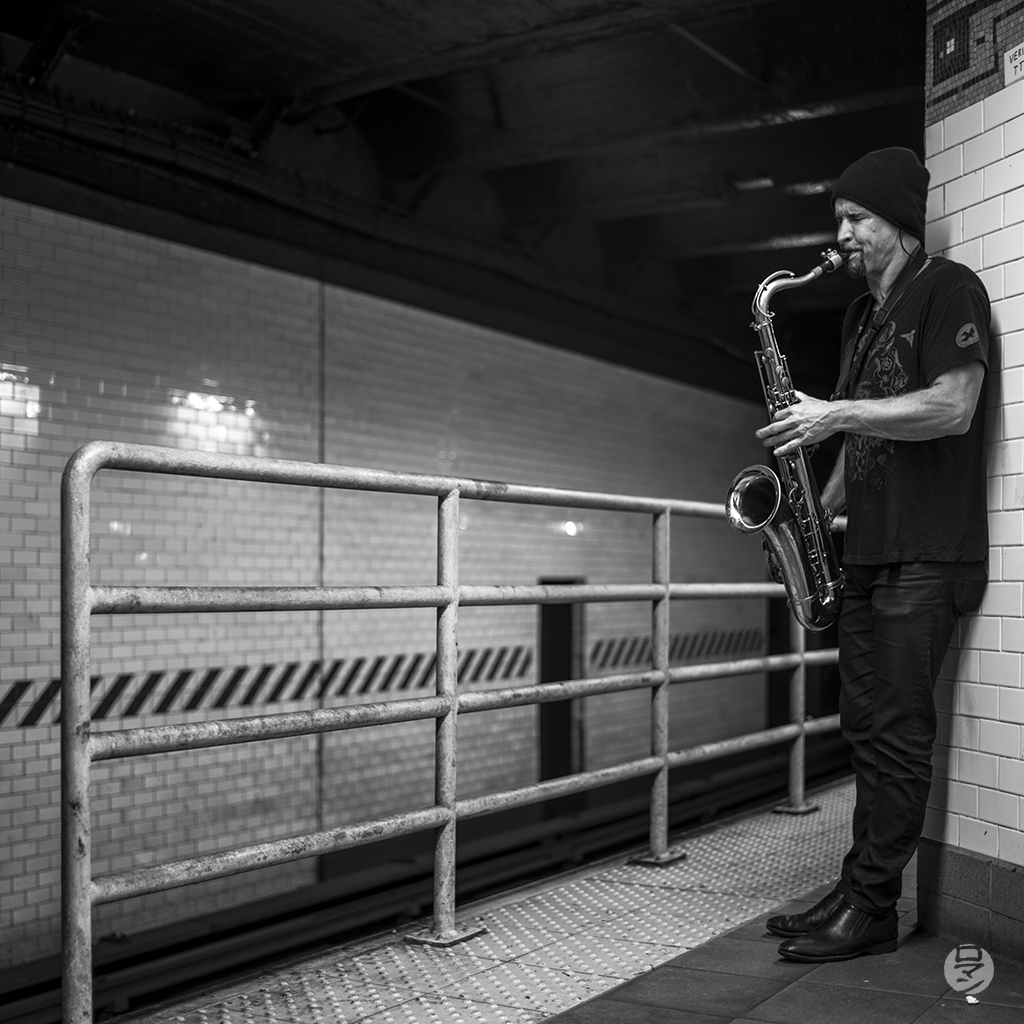 Saxophoniste dans le métro, New York, USA, photographie de Romain Guélat