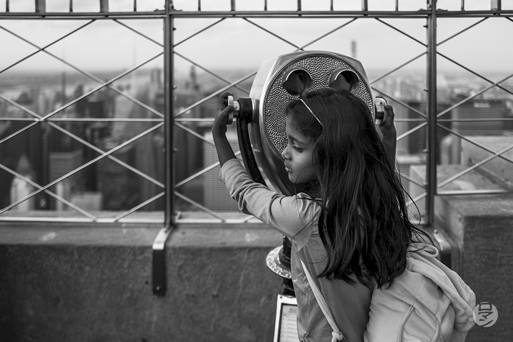 Enfant regarde Manhattan avec jumelles, New York, USA, photographie de Romain Guélat