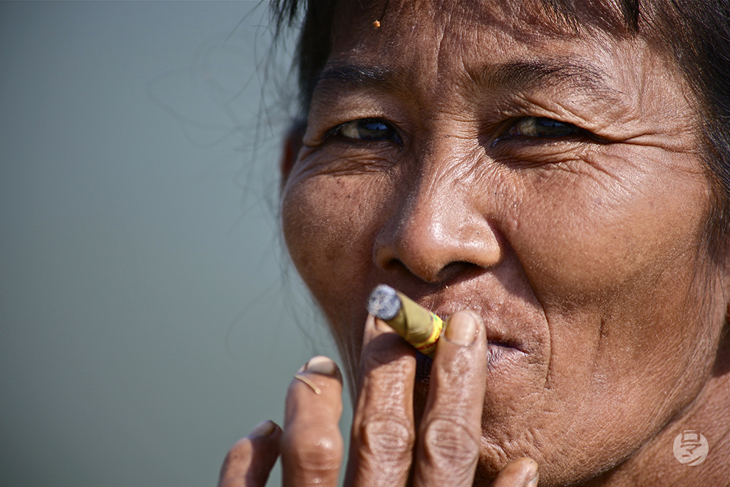 Portrait de femme au cigare, Birmanie, photographie de Romain Guélat